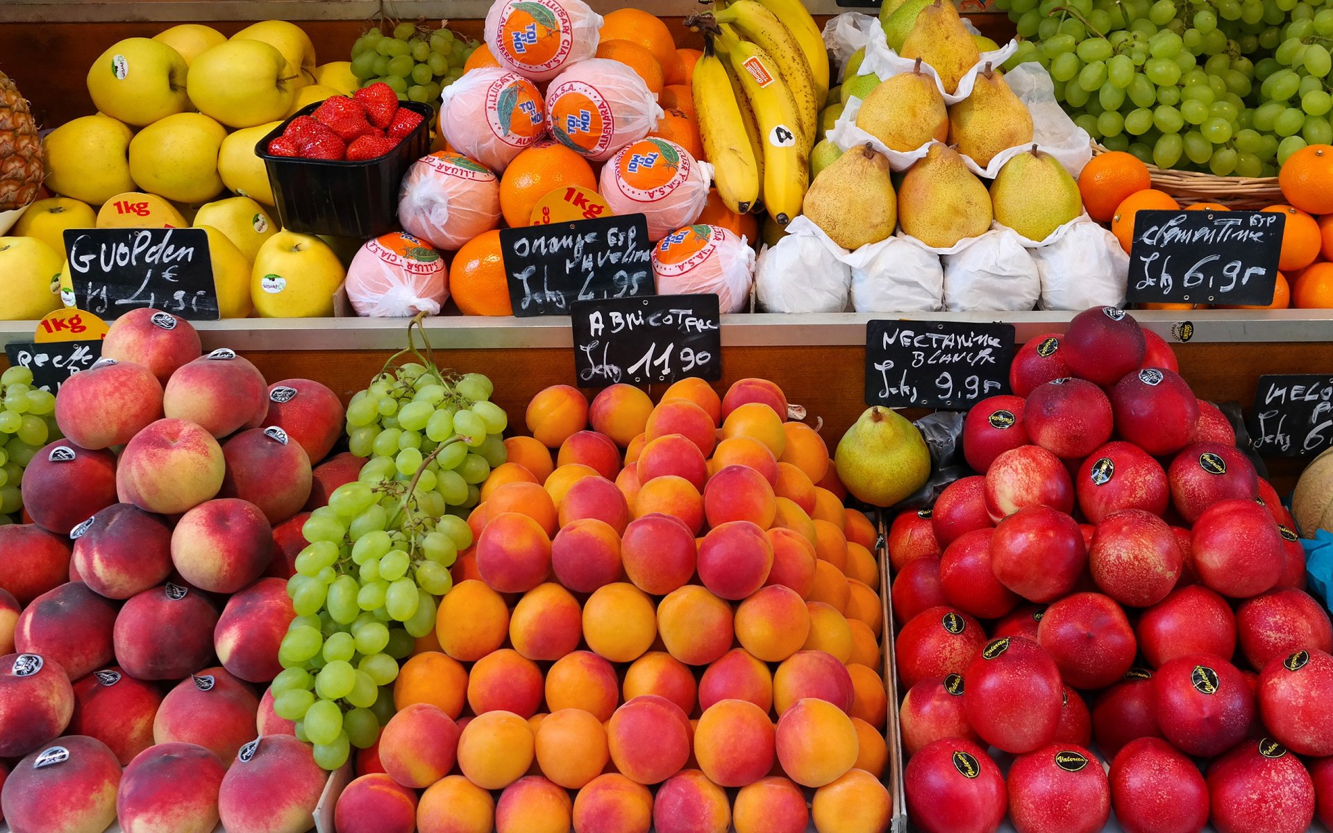 nourriture fruits marché de rue bazarchik comptoir vitrines étiquettes de prix pêches abricots nectarines poires raisins oranges mandarines bananes fraises pommes frais fruits tout au long de l année c est l essentiel la condition pour maintenir la santé papier peint