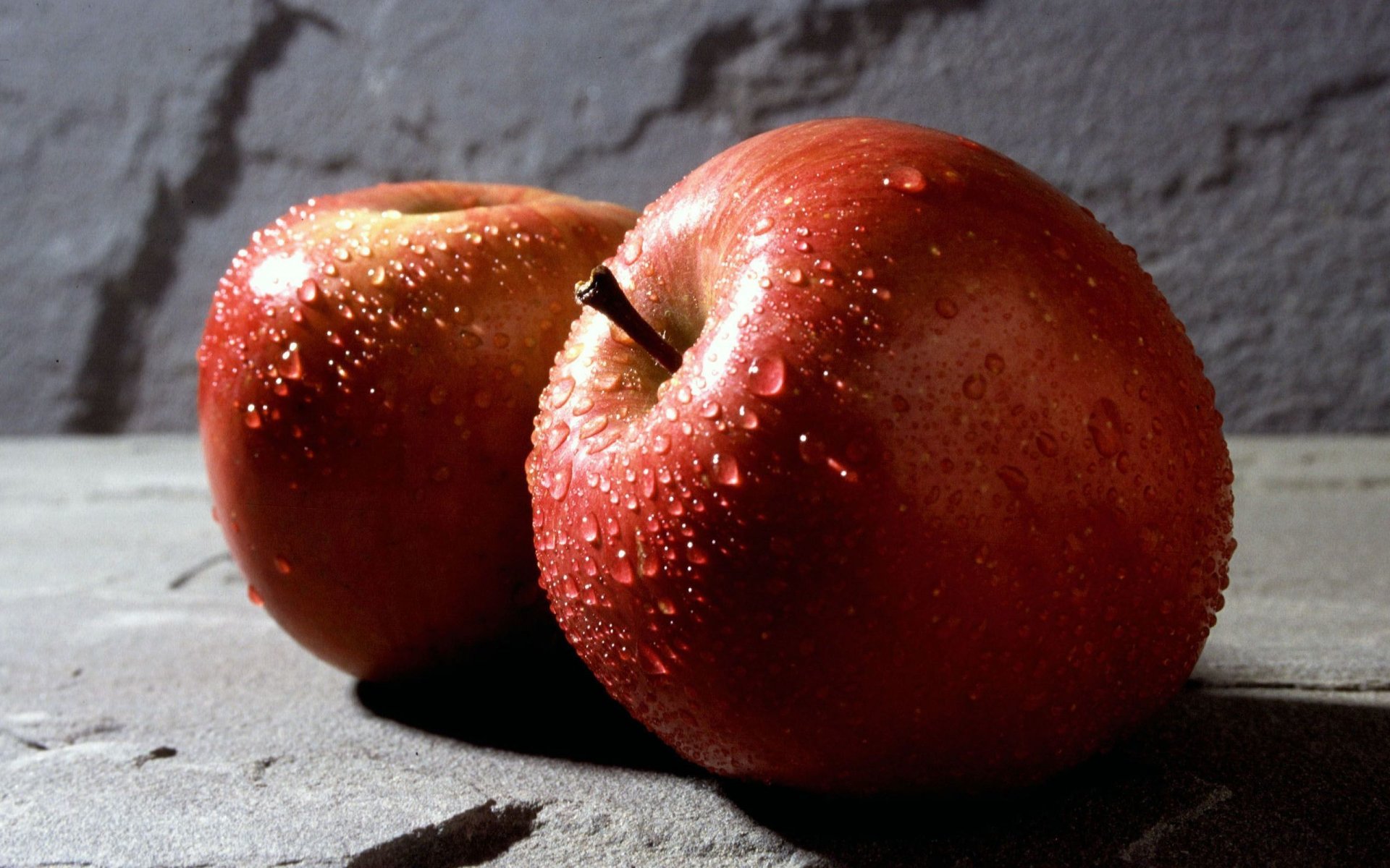 cibo mela mele rosso gocce acqua sfondo carta da parati widescreen schermo intero widescreen