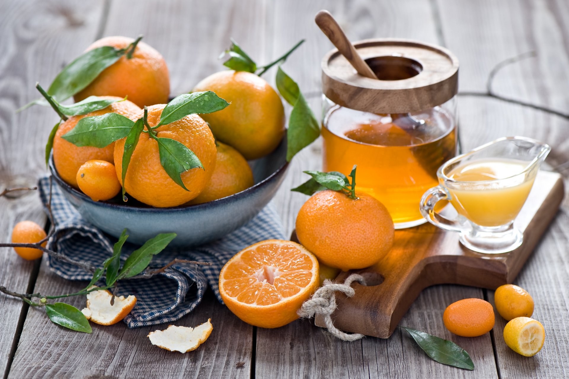 mandarinen kumquat zitrusfrüchte obst orange honig saft schale blätter geschirr stillleben winter anna verdina