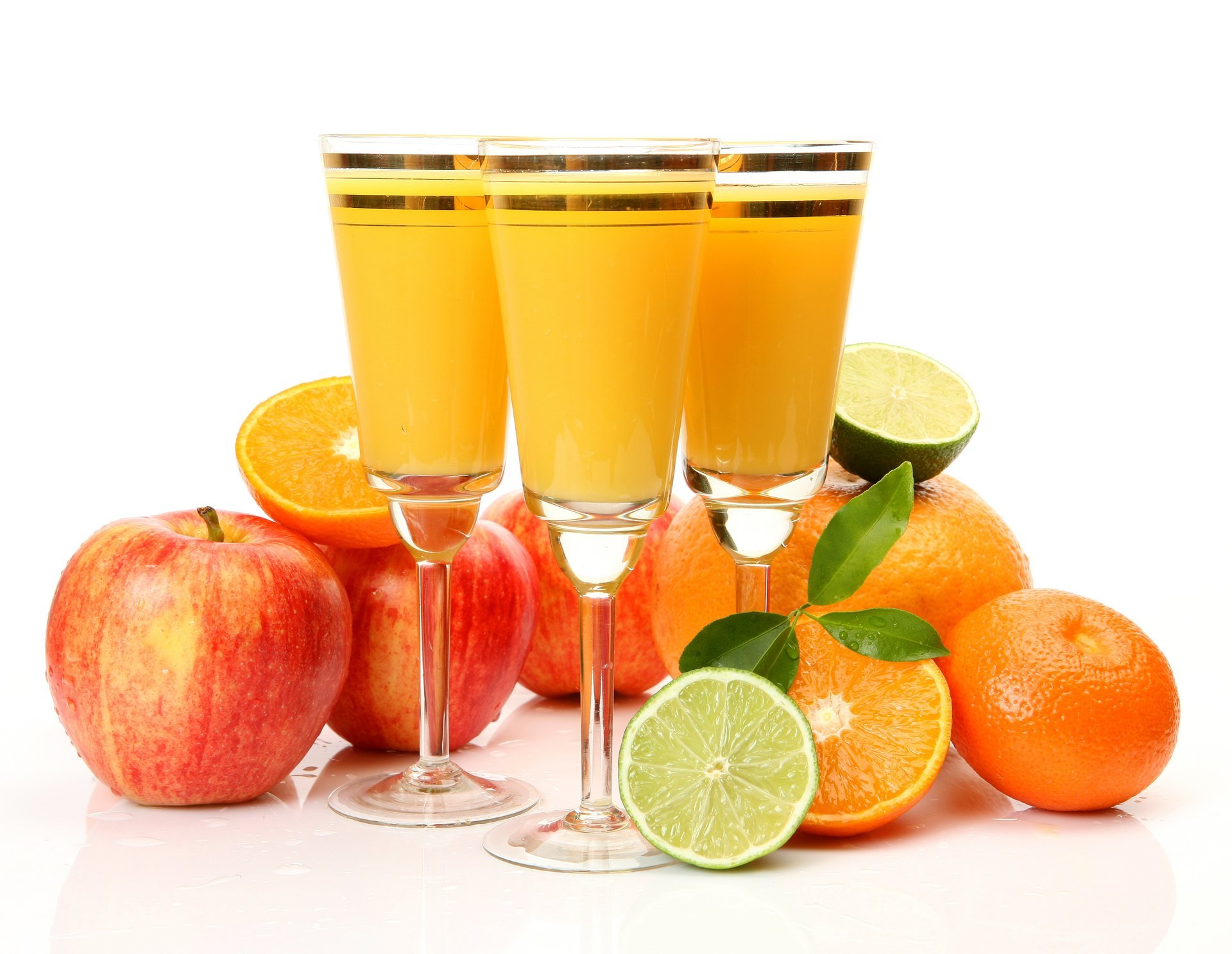 glasses juice fruits apples orange lima