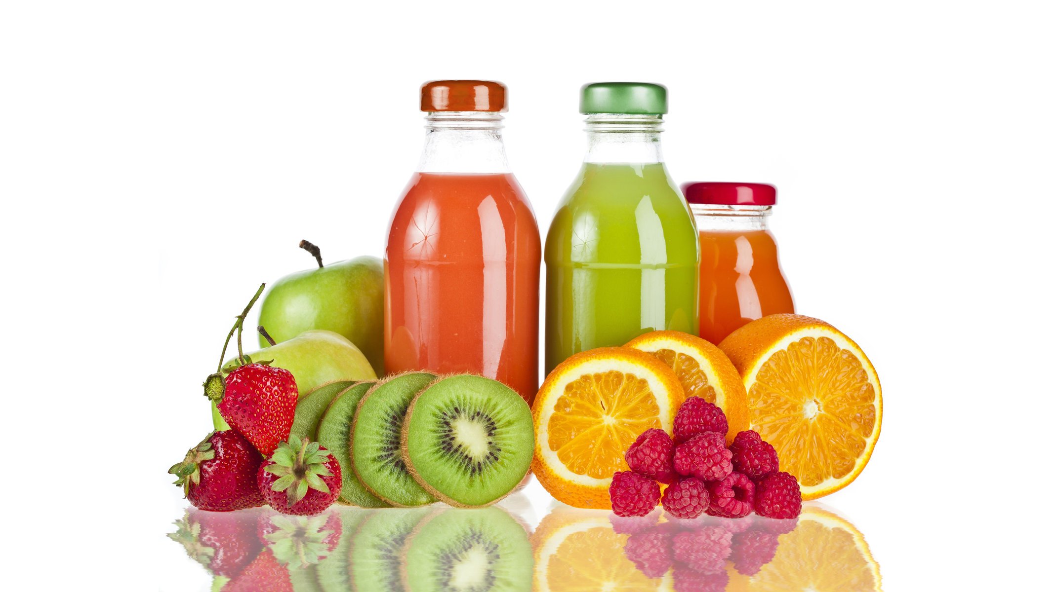 botellas jugo natural fresas naranjas kiwi frambuesas reflexión