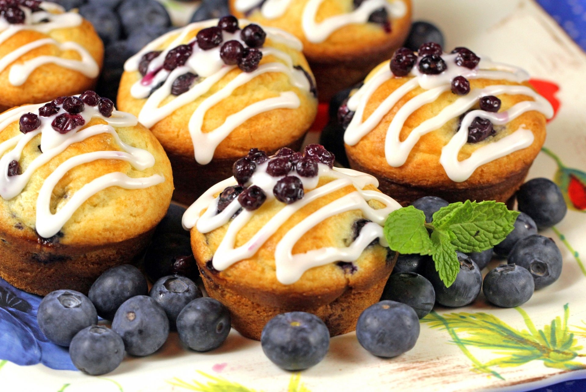 cupcakes blueberries berries glaze dessert sweet baking