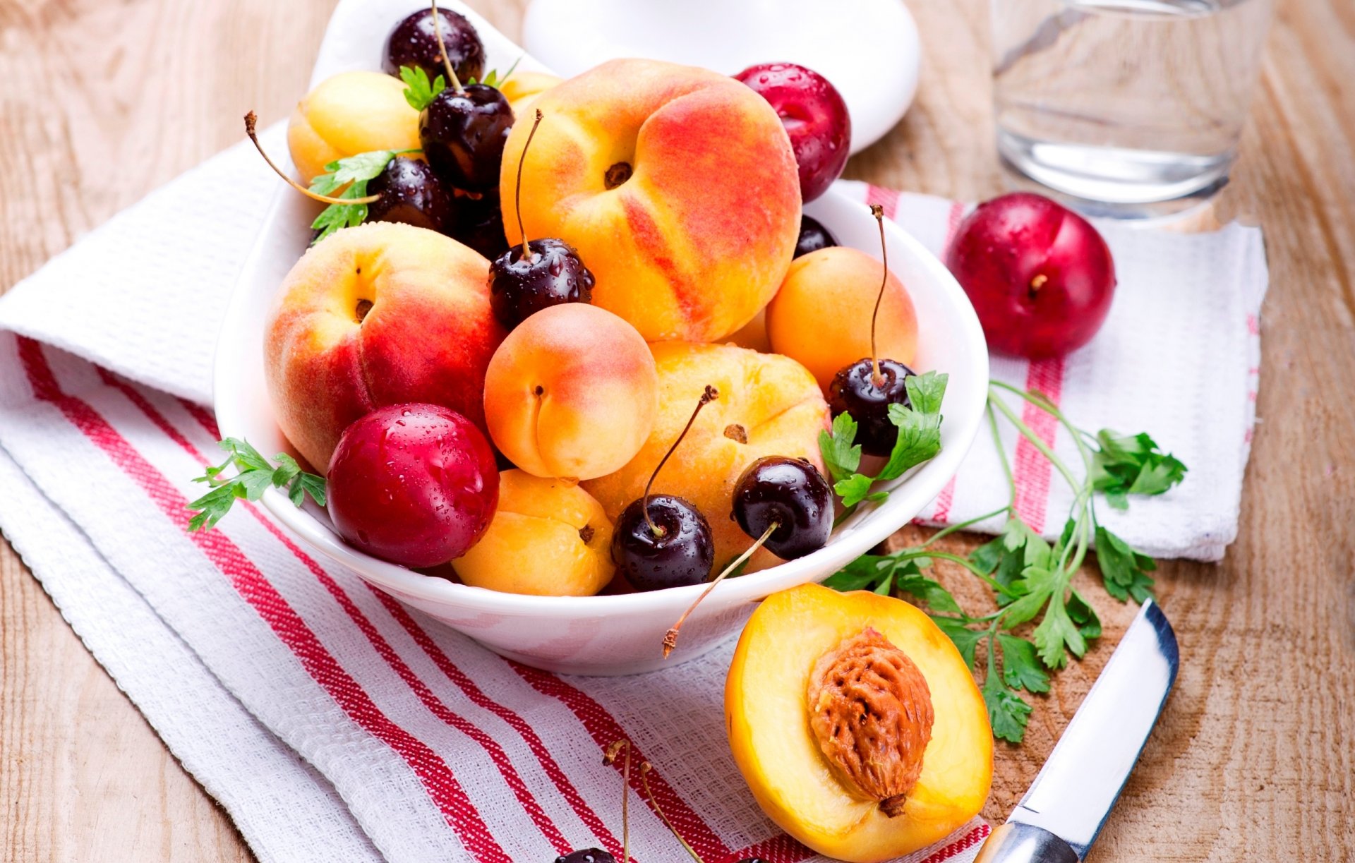 brzoskwinie owoce morele śliwki jagody czereśnie wiśnie lato talerz nóż serwetka