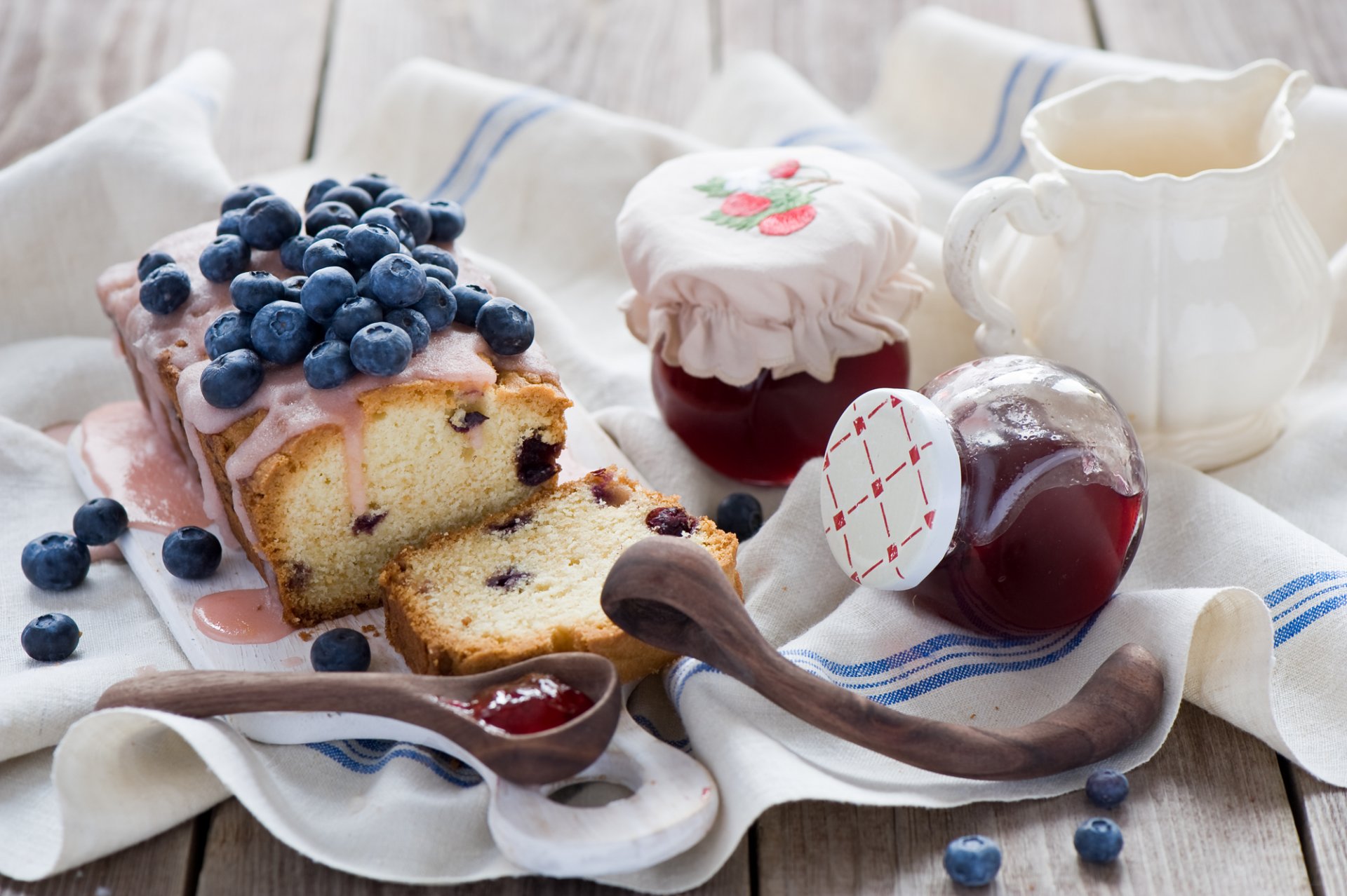 cake baking glaze jams jam berries blueberries banks jars spoon dessert