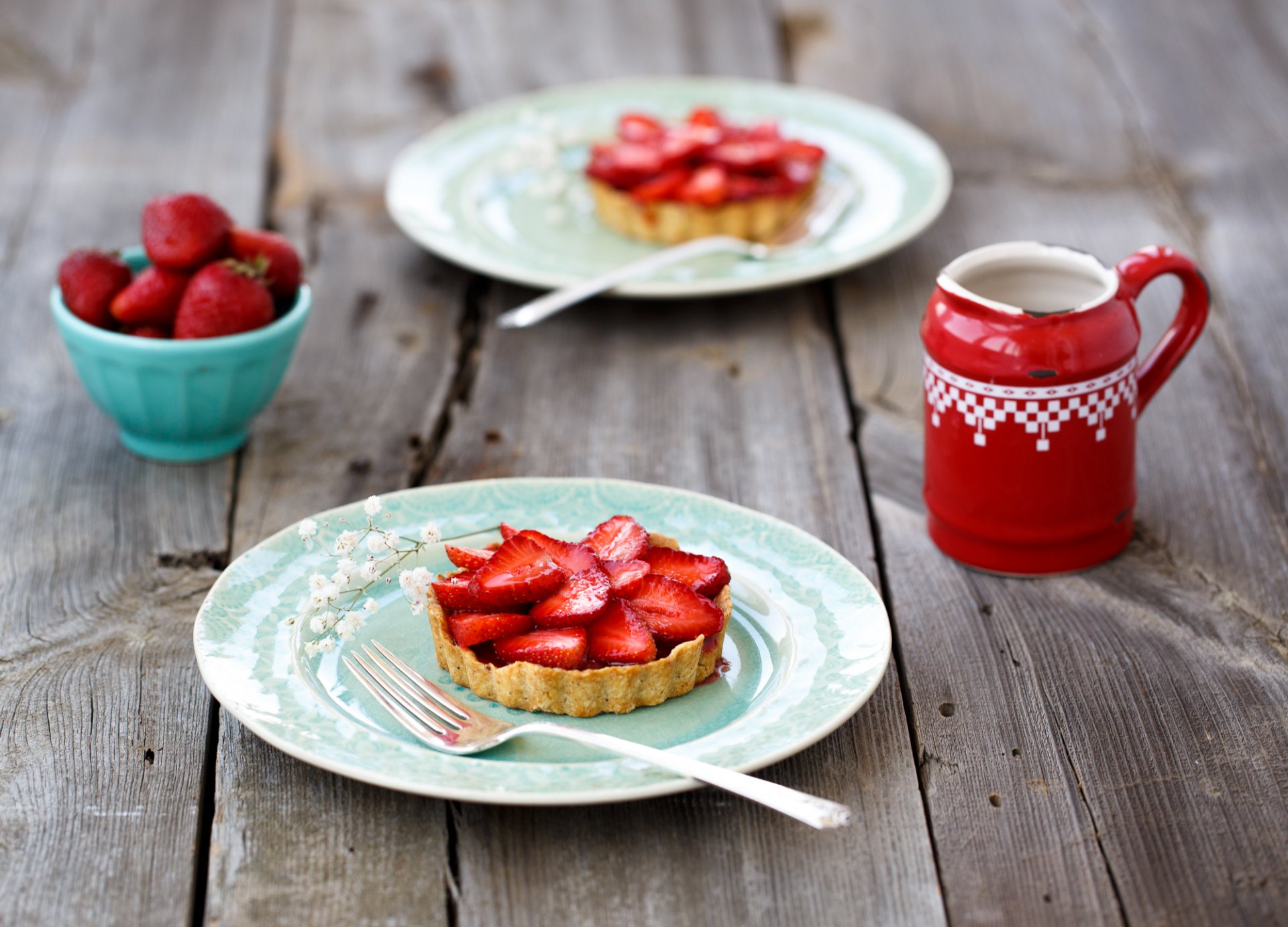 tartelettes fraises dessert baies assiettes cuillères sucré pâtisserie julia husainova