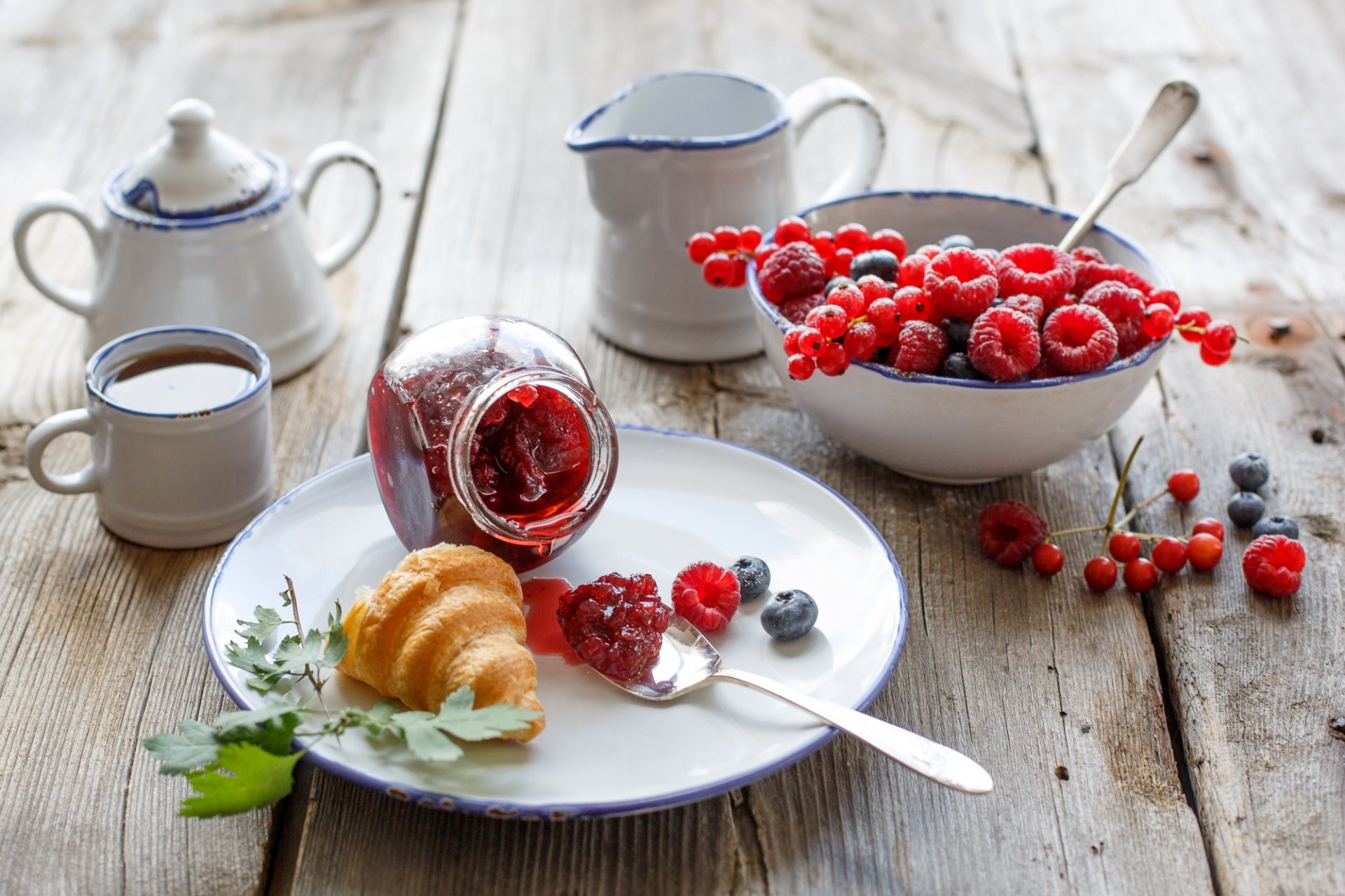 cibo colazione croissant bagel prodotti da forno bacche lamponi ribes mirtilli marmellata marmellata tè stoviglie