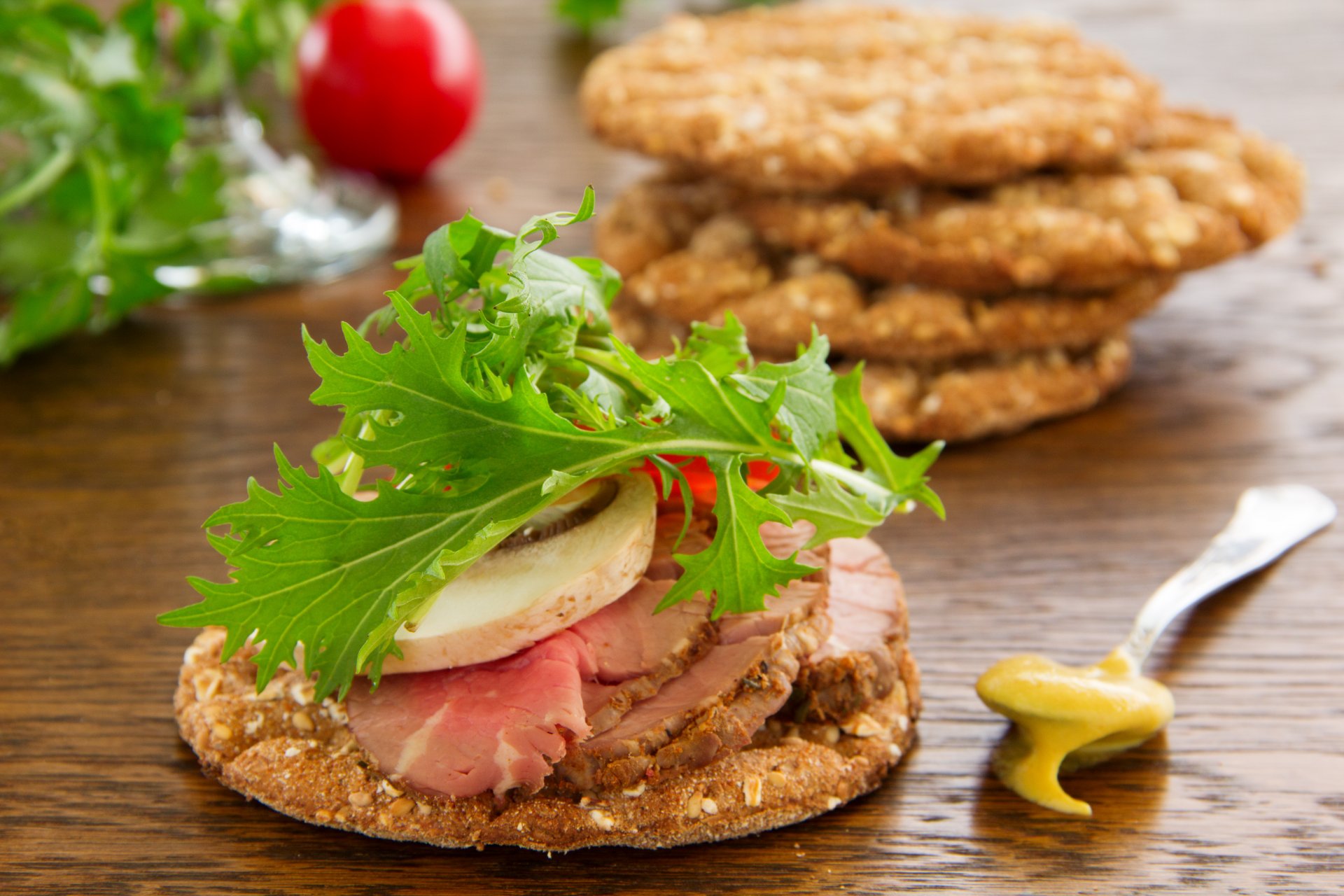 sandwich pain avec rôti de boeuf et salade légumes verts