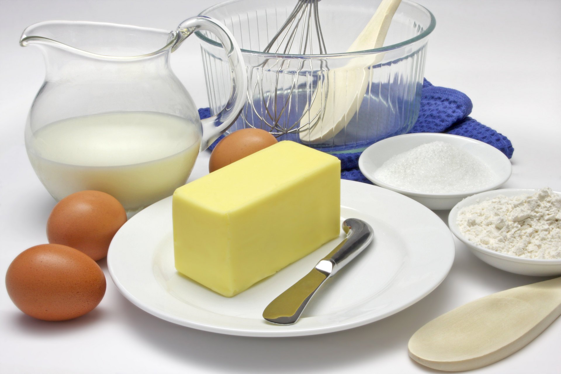 lebensmittel teller butter messer eier krug milch mehl spatel