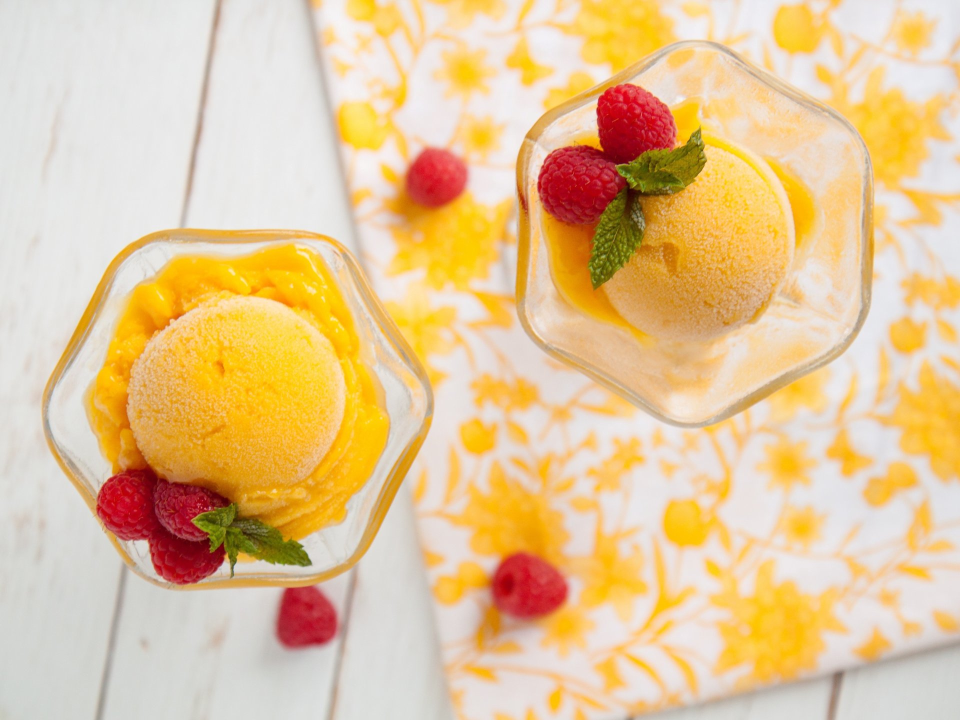 helado amarillo bolas cremas frambuesas bayas postre dulce