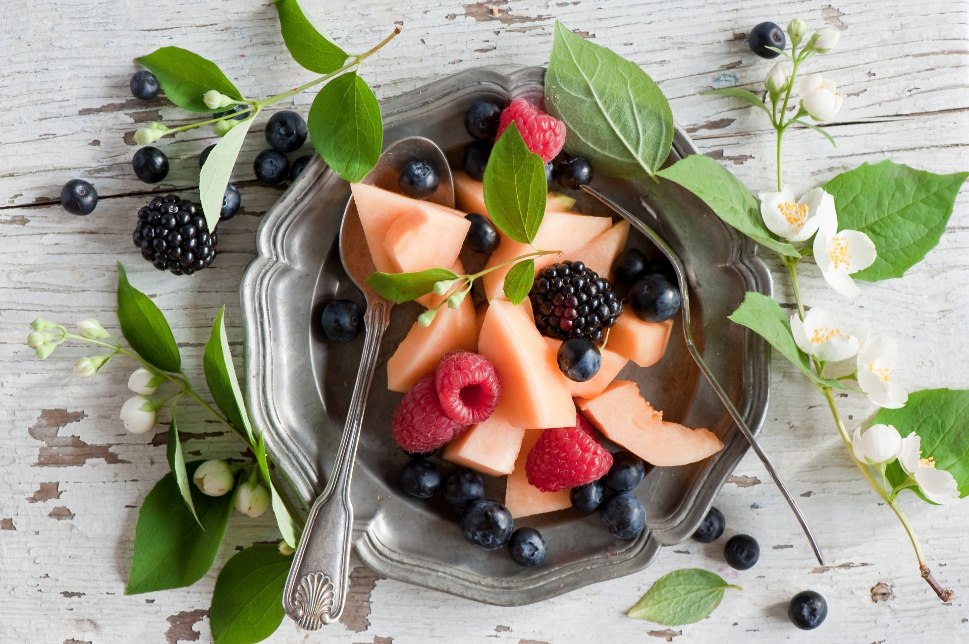 fruits myrtille mûre melon framboise assiette nourriture