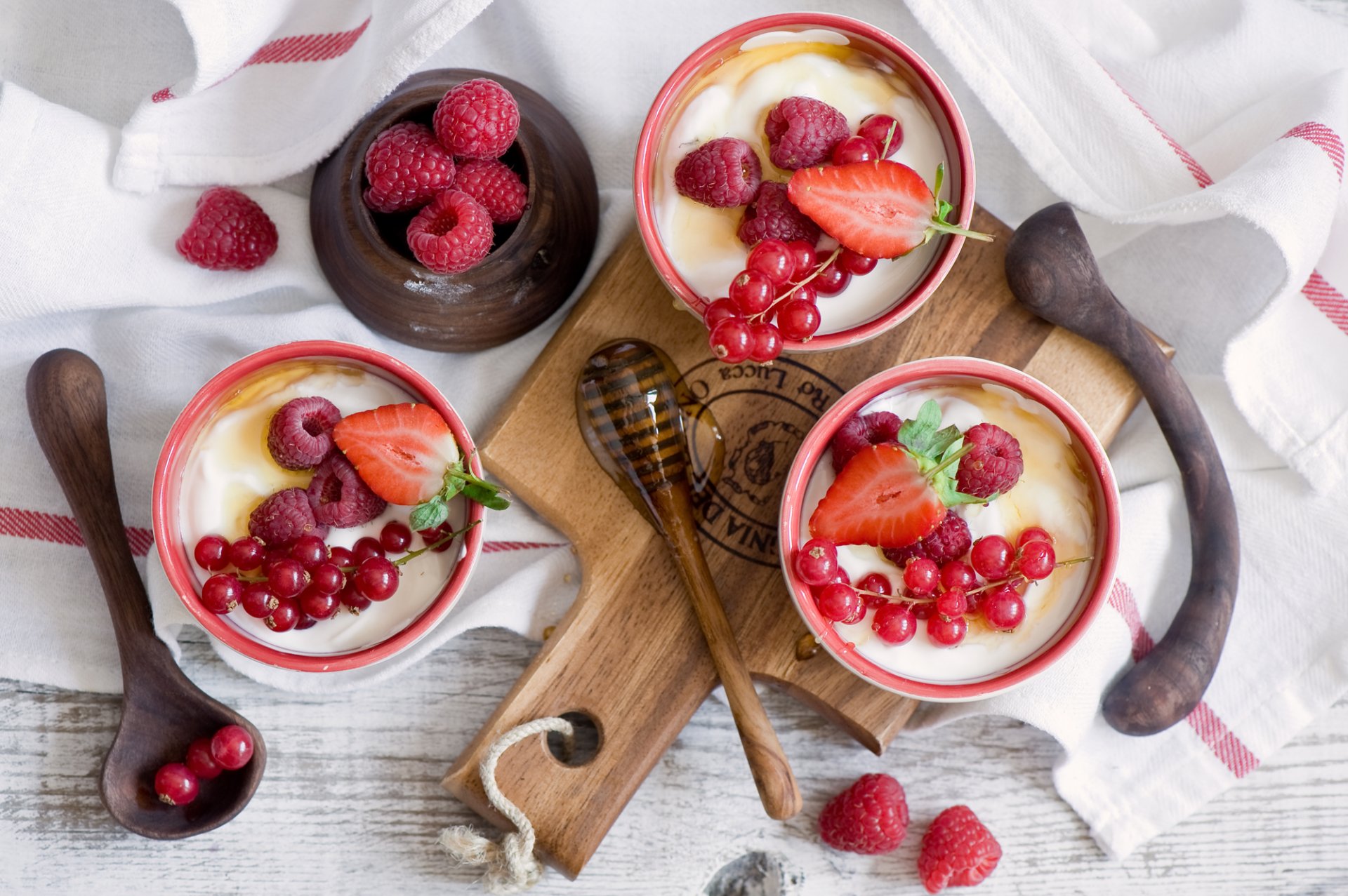 truskawki maliny porzeczki jagody jogurt miód naczynia łyżki