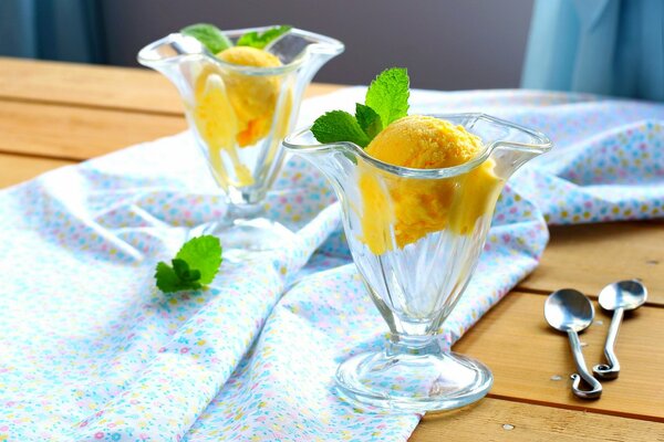 Gelbes Eis in Cremankästen auf dem Tisch