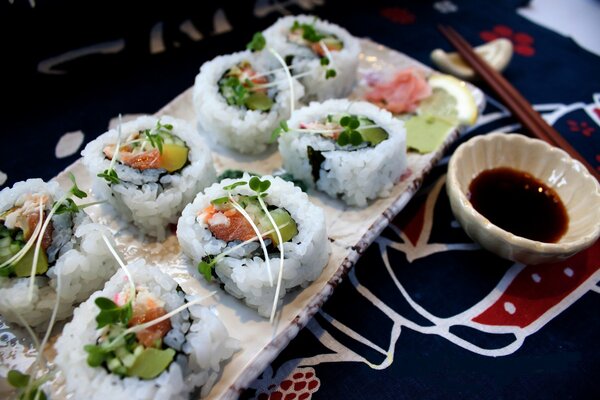 Sushi en una bandeja junto a la salsa