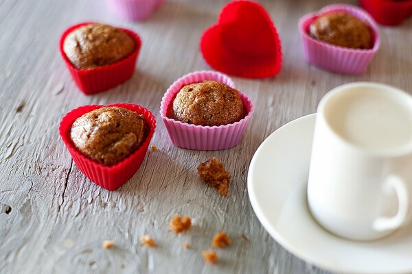 Muffins au chocolat délicat avec une tasse de café