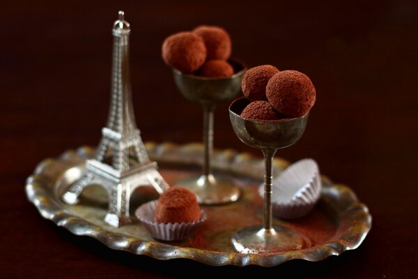 Bonbons à la truffe dans des verres. Mini réplique de la tour Eiffel