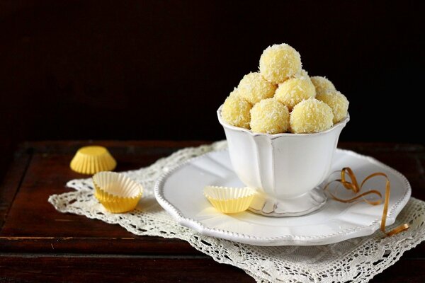 Dessert Kokosnussbällchen in einer weißen Tasse