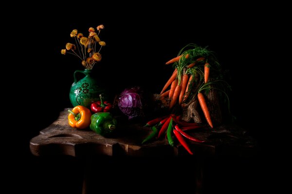 Bodegón con verduras y flores en un jarrón