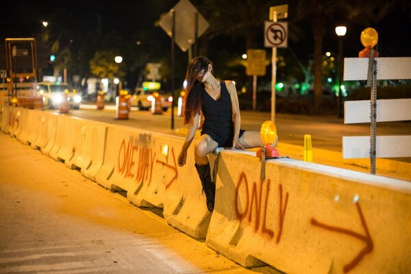 Hermosa chica en la noche en la calle en la ciudad