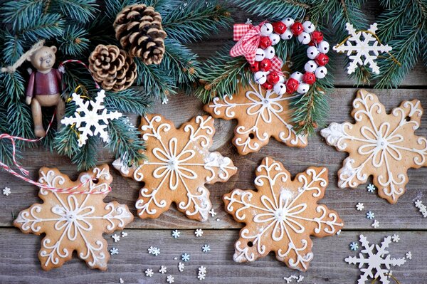 Pasteles de año nuevo, galletas en forma de copos de nieve