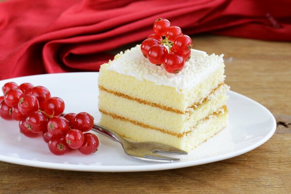 Kuchen mit roten Johannisbeeren und rotem Hintergrund