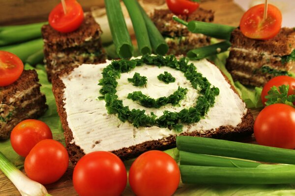 Sándwich con mantequilla y verduras diferentes