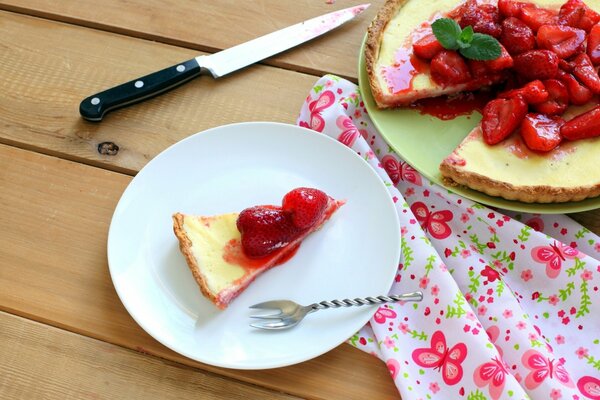 Pastel de fresa para el postre en la mesa