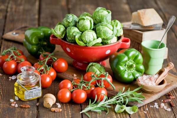 Piatto rosso con mini cavolo e altre verdure