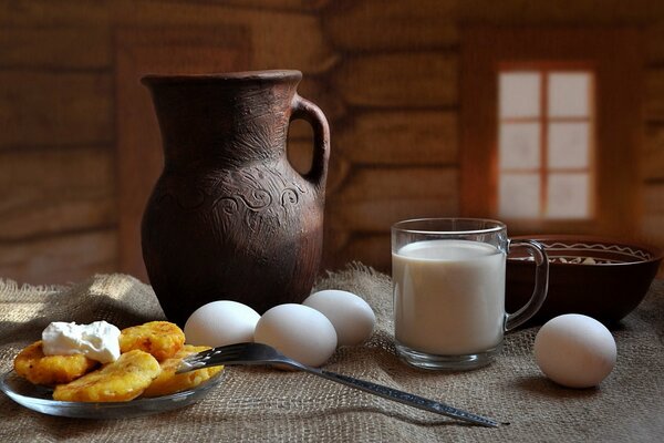 Теплый деревенский завтрак на столе