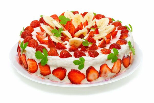 Kuchen mit Erdbeeren und Bananenscheiben