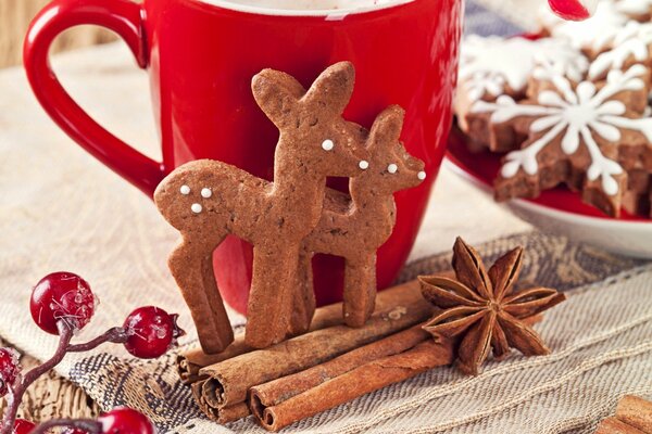 Weihnachtsgebäck mit Vanille mit einer Tasse Tee