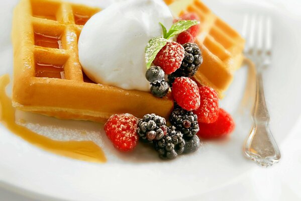 Üppige Waffeln mit Beeren und Eis