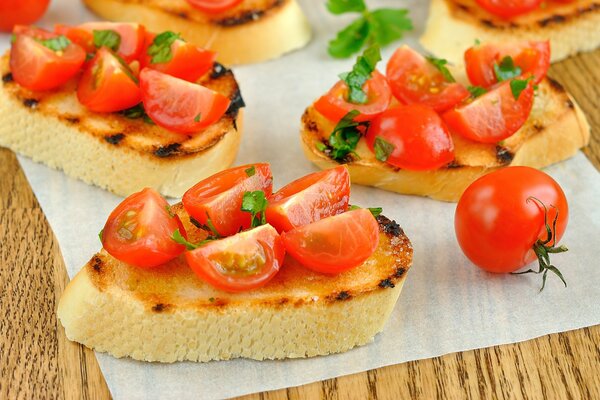 Baguette croccante con ciliegie su un tovagliolo