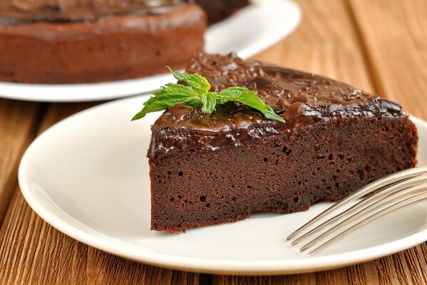 Brownie décoré avec de la menthe sur une assiette