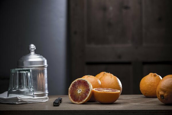 Naturaleza muerta de naranjas con la adición de artículos de utensilios de poder