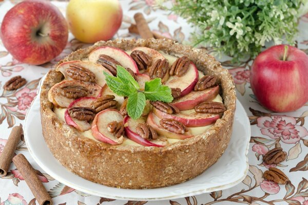 Deliziosa torta su piatto bianco e tovaglia