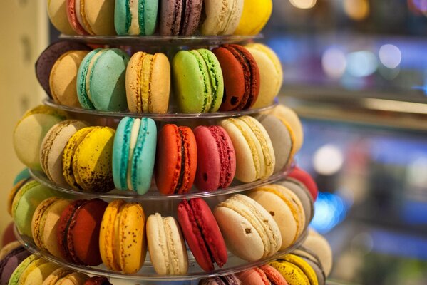 Grande montagne de macarons colorés