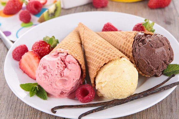 Postre helado cuerno en un plato