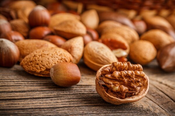 Nueces con cáscara, almendras y avellanas