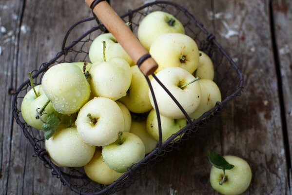 Cesta llena de manzanas amarillas