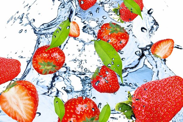 Fresas en un chorro de agua dulce con spray