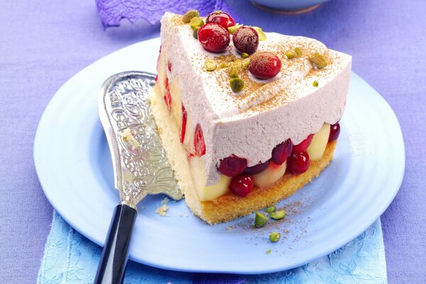 Ein köstliches Stück Kuchen mit Beeren auf einem Teller