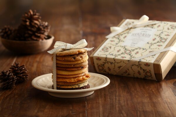 Biscuits et cônes sur une table en bois