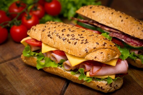 Deux sandwichs au jambon et tomates cerises