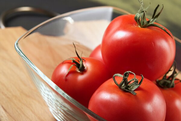 Plato con tomates maduros frescos