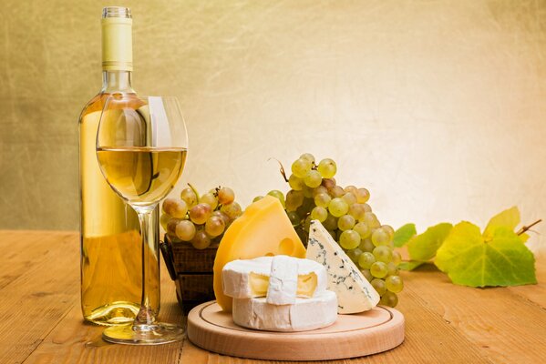 Italian aperitif. Wine, cheese and grapes