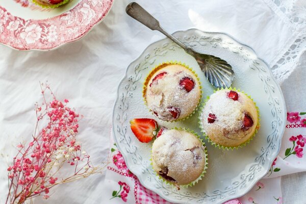 Piatto da dessert ai frutti di bosco sul tavolo