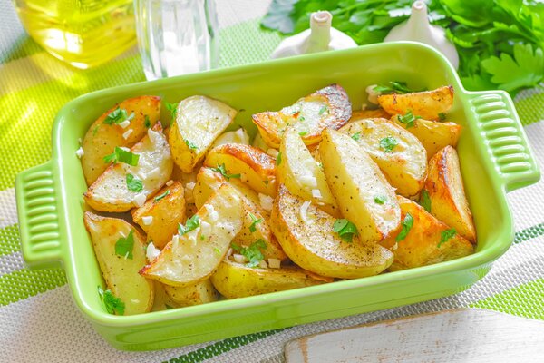 Patatas al horno en un plato de cerámica