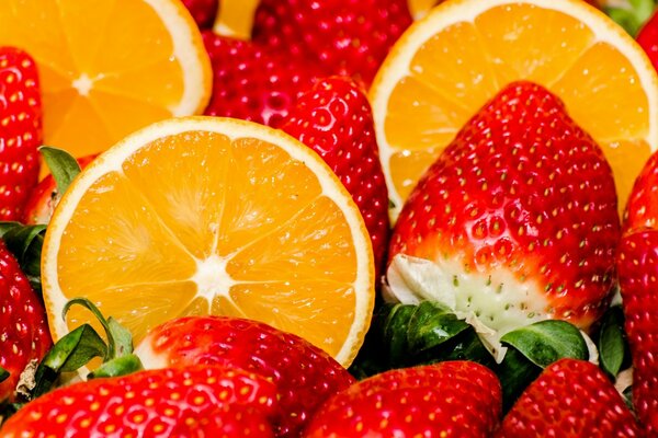 Saftige Erdbeeren mit geschnittenen Orangen