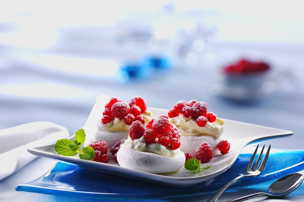 Dessert mit Sahne, Himbeeren und roten Johannisbeeren