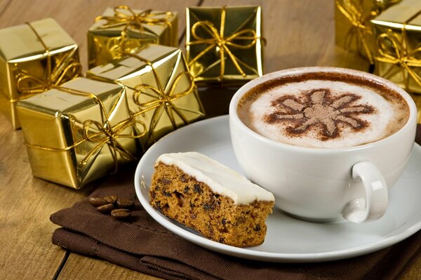 Café de Noël avec cupcake et cadeaux